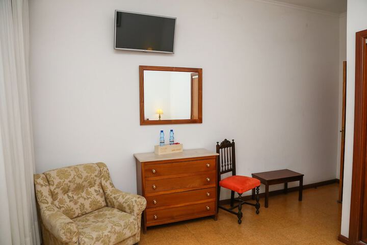 Room 6 of 12