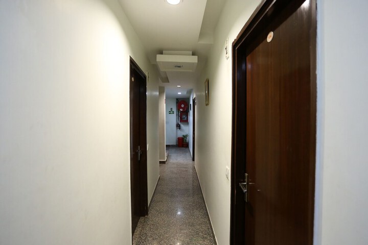 Ballroom/Hall 35 of 36