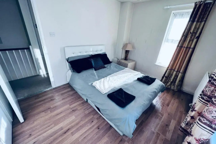 Room 2 of 8