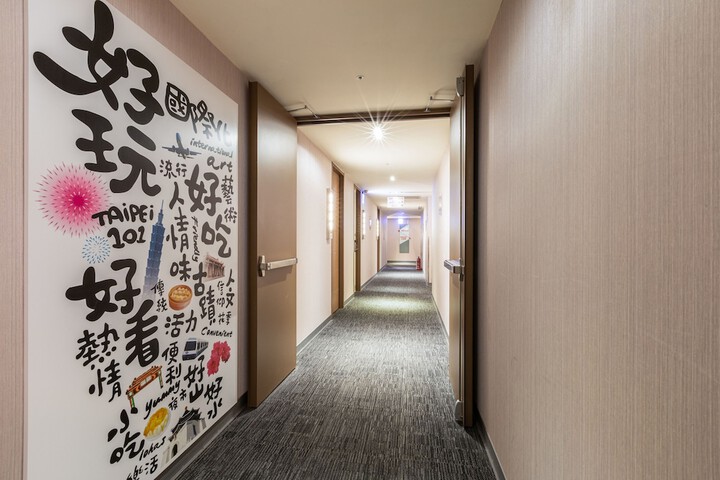 Ballroom/Hall 41 of 48