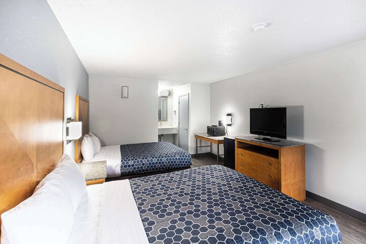 1 Queen Bed Accessible (12 of 25)
