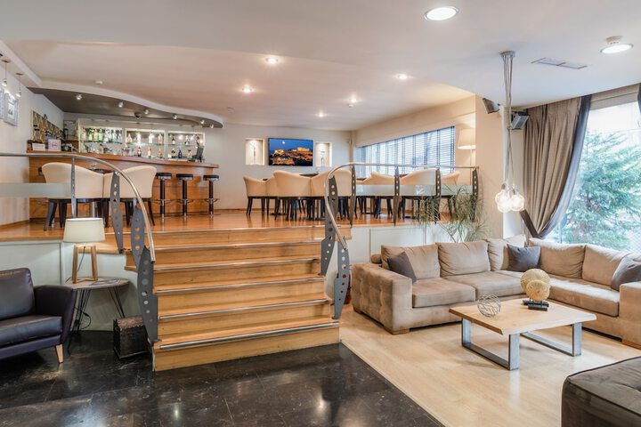 Lounge 88 of 122