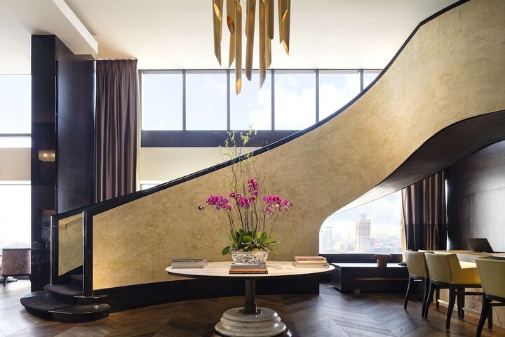 Lounge 54 of 69