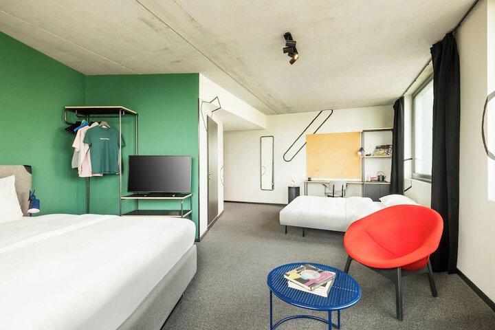 Room 33 of 90