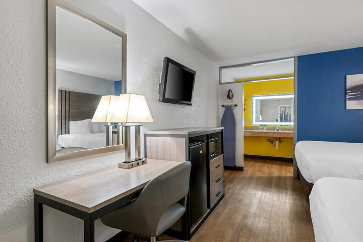 Room 25 of 40