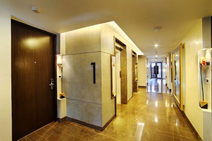Ballroom/Hall 35 of 39