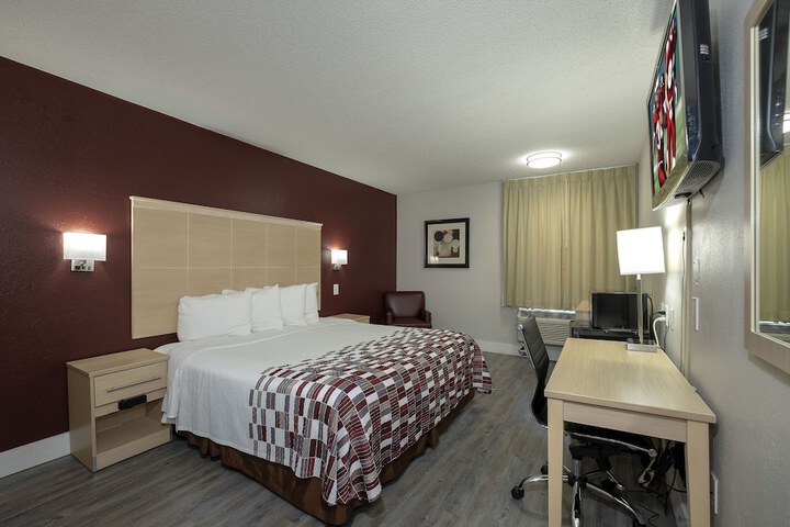 Deluxe King Room (6 of 9)
