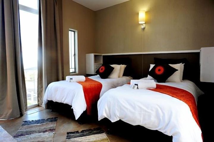 Room 3 of 37