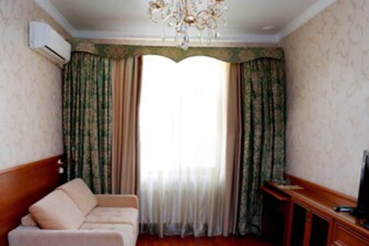 Room 10 of 18