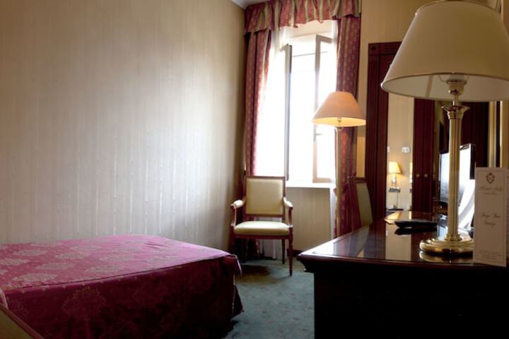Room 27 of 29