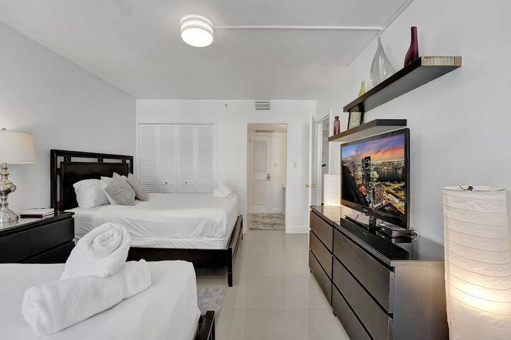 Room 120 of 723