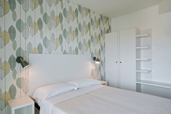 Room 6 of 28
