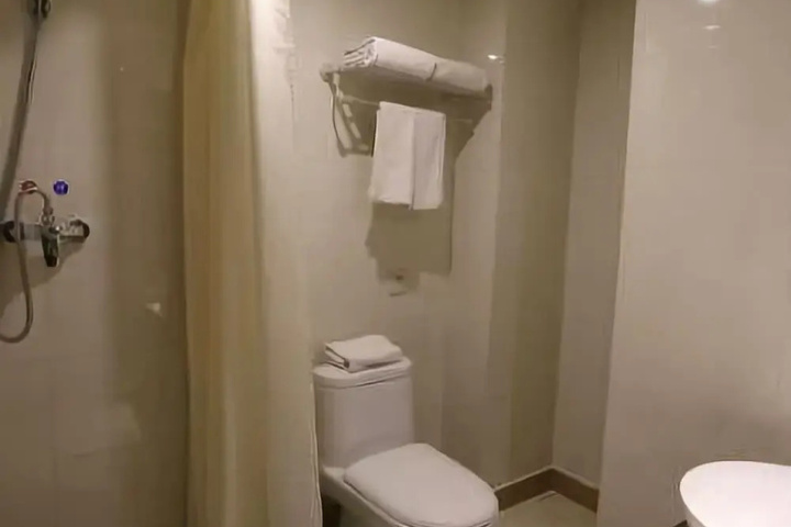 Room 9 of 10
