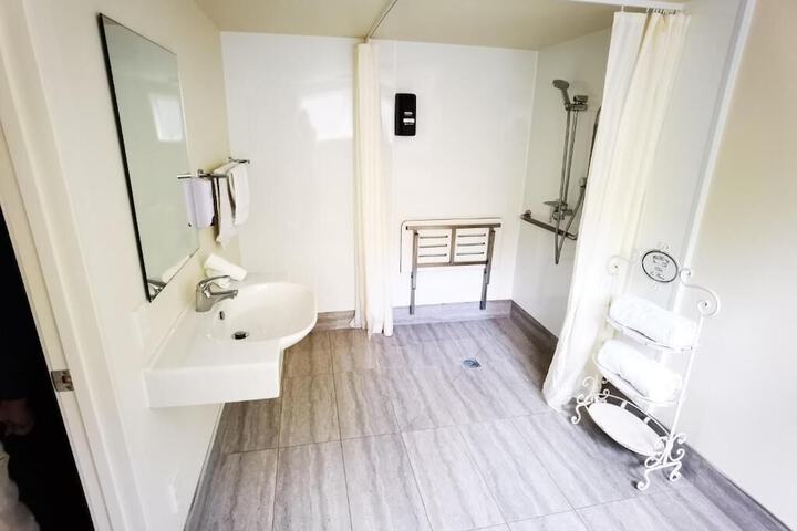 Room 21 of 34