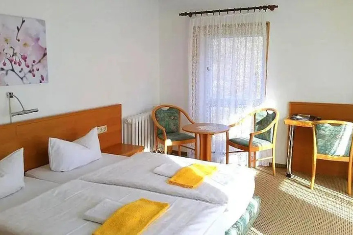 Room 4 of 9