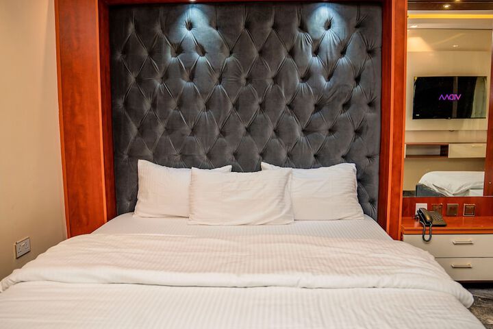 Room 17 of 28