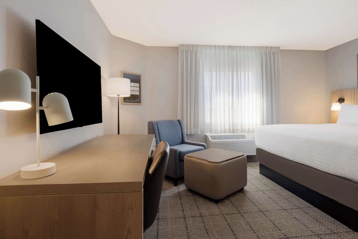 Studio Suite King Bed (1 of 18)