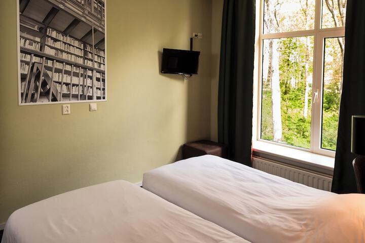 Room 6 of 19