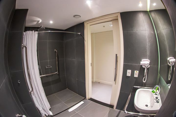 Room 33 of 102