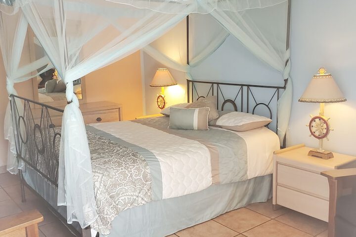 Basic Queen Bed (5 of 10)