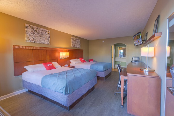 2 Queen Beds (1 of 6)
