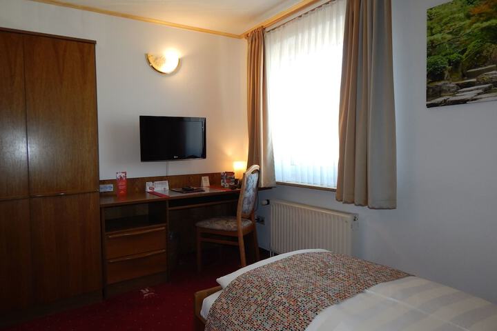 Room 6 of 13
