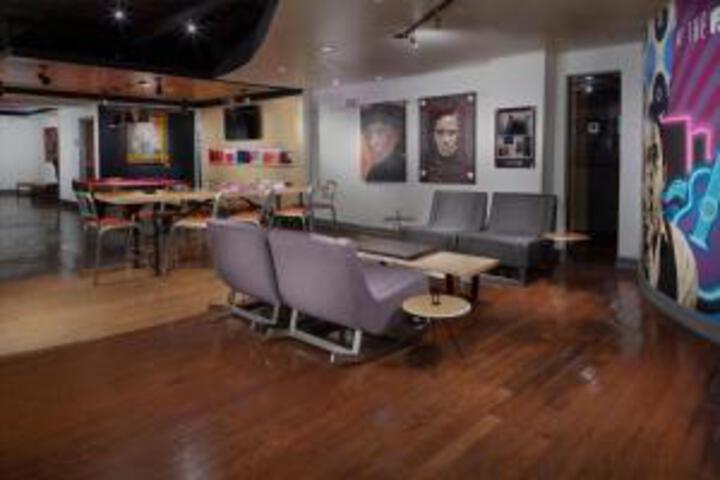Lounge 10 of 33