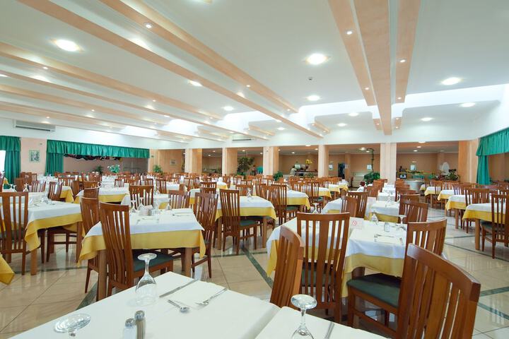 Dining 47 of 56