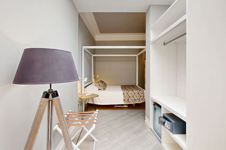 Room 93 of 210