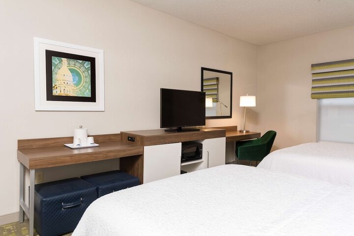 2 Queen Beds Hearing Accessible (19 of 23)
