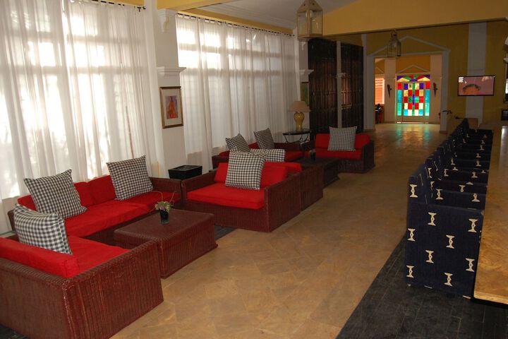 Lounge 24 of 33