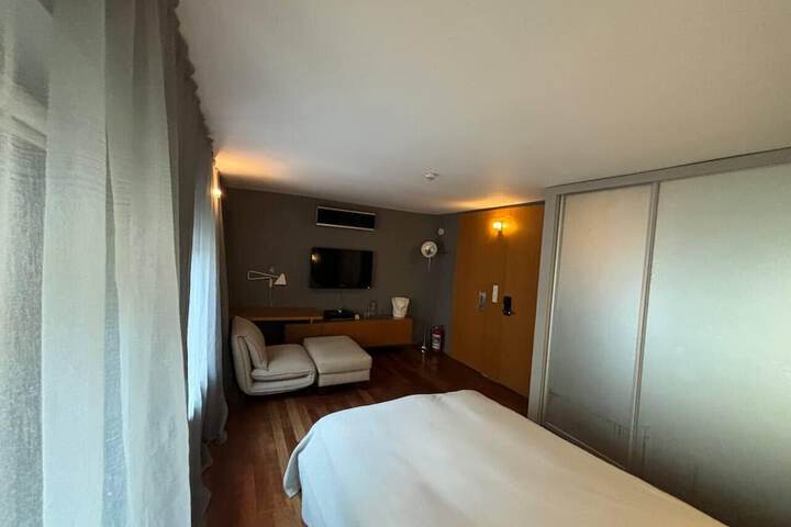Room 4 of 25