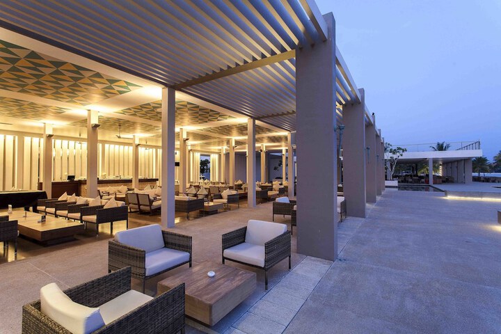 Lounge 93 of 121