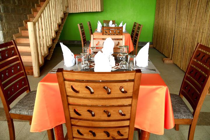 Dining 6 of 13
