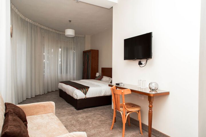 Room 17 of 34