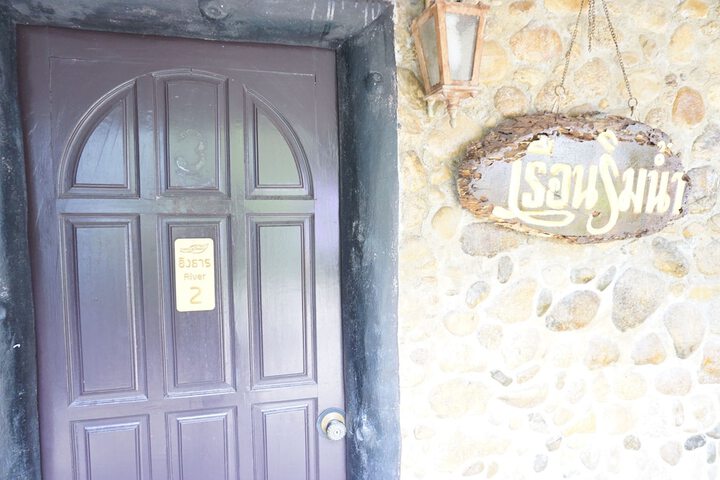 Room 4 of 104