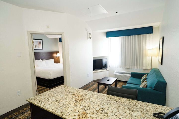 1 Queen Bed Suite (24 of 36)