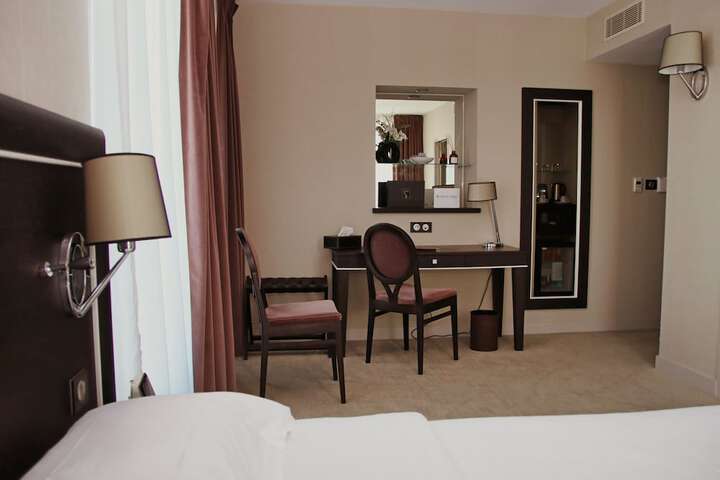 Room 14 of 37