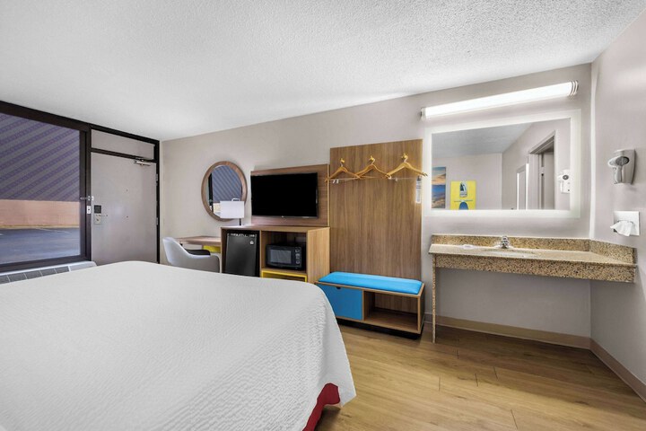 1 King Bed Mobility Accessible (19 of 19)