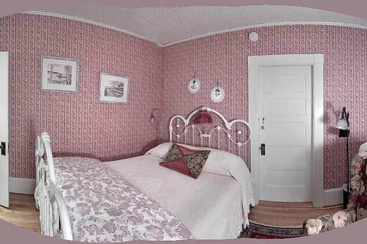 Room 4 of 25