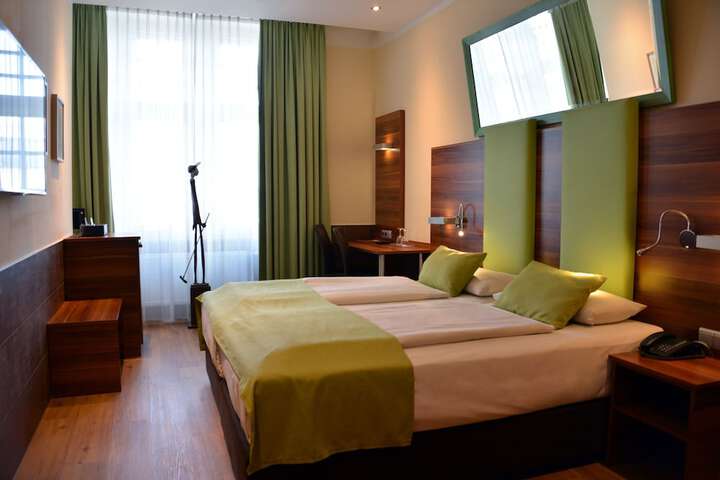 Room 32 of 136