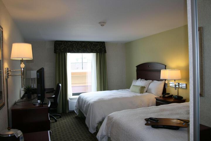 2 Queen Beds (2 of 2)