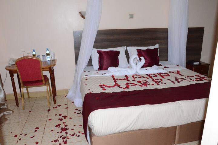 Room 6 of 28