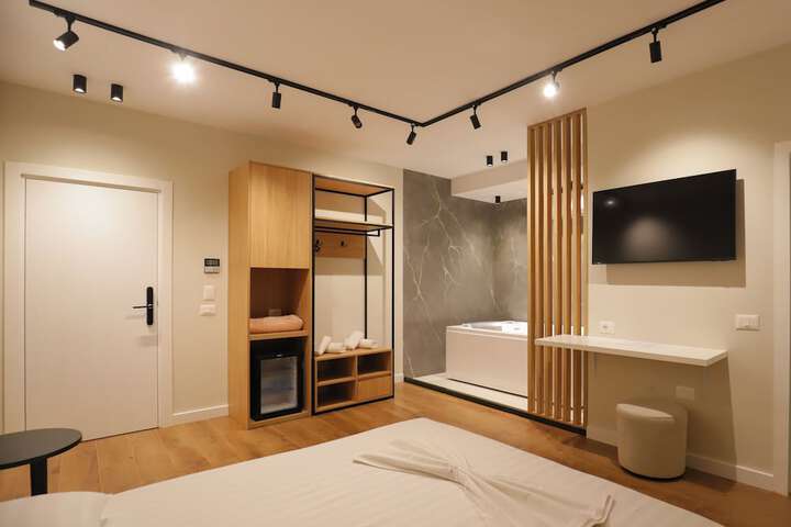 Room 11 of 84