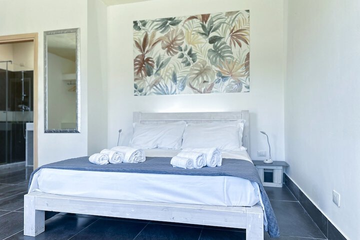 Room 4 of 16