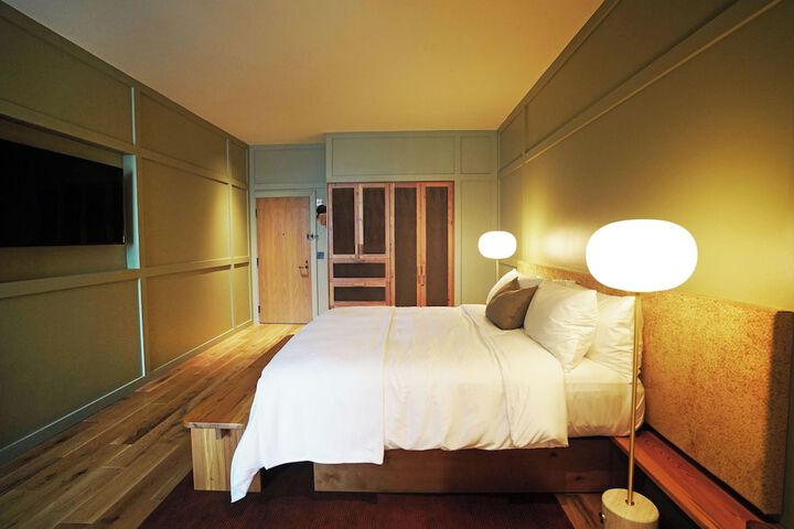 Room 6 of 53