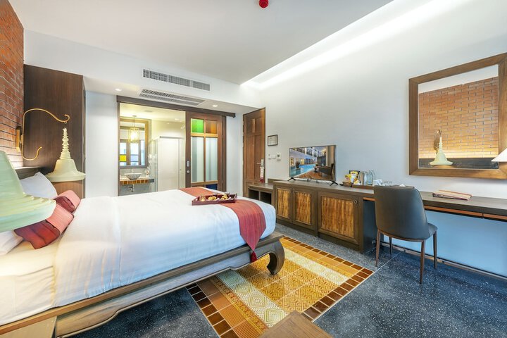Room 8 of 83