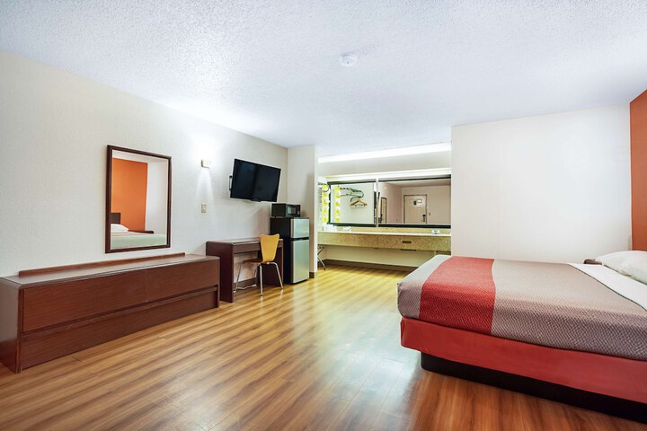 Deluxe King Bed (1 of 9)