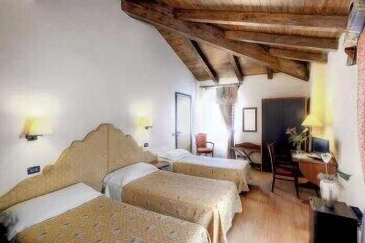 Room 5 of 14