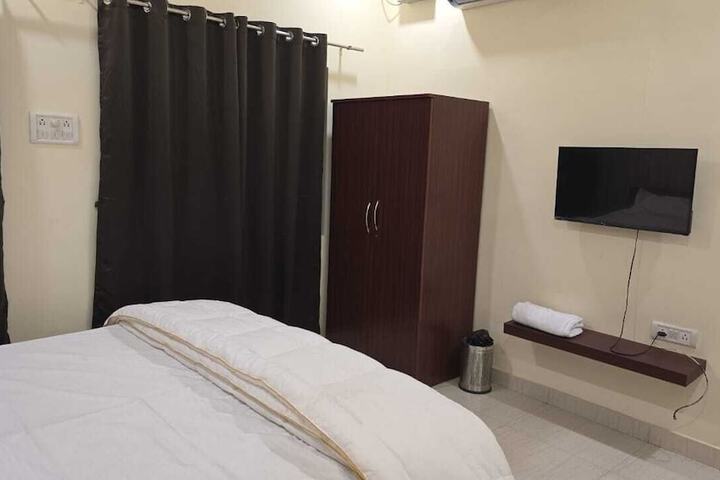 Room 5 of 9